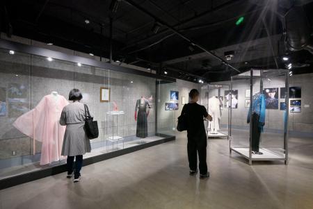 羽生結弦、写真集記念展 一点もの衣装、華やかに|文化・エンタメ|神戸
