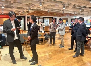 　シニア層の人々と企業担当者との交流会。自分の経験や価値に気づく場ともなる＝東京・京橋（一部の人物の顔をモザイク加工しています）