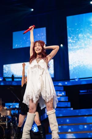 　パフォーマンスするアイナ・ジ・エンド＝５日、東京・渋谷のＮＨＫホール