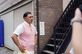 　節約生活を送ったむつみ荘の前で、思い出を語るオードリー春日
