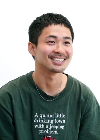 　「カントリーに憧れて、見よう見まねでギターの弾き方を探りました」と話す眞名子新