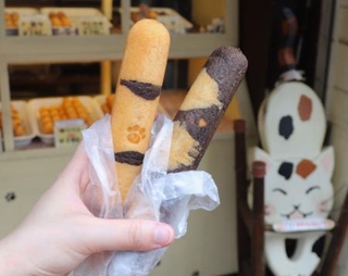 　猫のしっぽをモチーフにした「やなかしっぽや」の焼きドーナツ＝東京都台東区