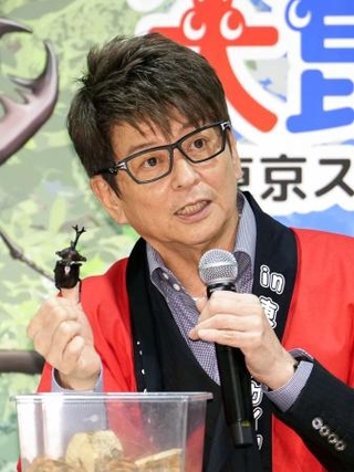 　「大昆虫展ｉｎ東京スカイツリータウン」のプレス発表会で、飼育中のカブトムシを手に乗せて披露する哀川翔＝東京都墨田区