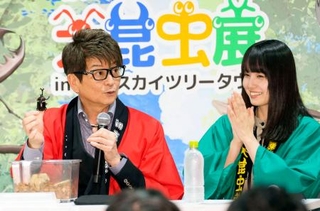　「大昆虫展ｉｎ東京スカイツリータウン」のプレス発表会で、飼育中のカブトムシを手に乗せて披露する哀川翔。右は片田陽依＝東京都墨田区