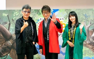 　「大昆虫展ｉｎ東京スカイツリータウン」のプレス発表会に登場した（左から）五箇公一さん、哀川翔、片田陽依＝東京都墨田区