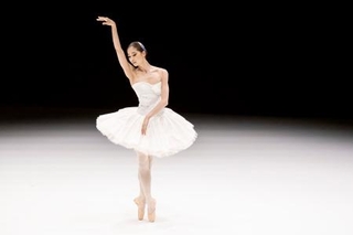 　「瀕死の白鳥」を踊る中村祥子（「ＢＡＬＬＥＴ　ＴｈｅＮｅｗＣｌａｓｓｉｃ２０２２」より　撮影・相澤裕史）