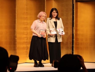 　直木賞に決まった朝倉かすみさん（左）と、芥川賞に決まった小砂川チトさん＝７月１５日夜、東京都内