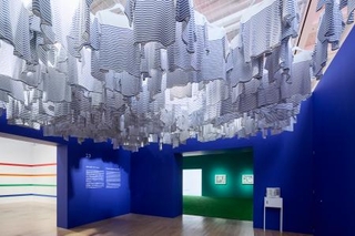 　ピカソが好んだボーダーシャツをポール・スミスさんがアレンジした展示（撮影：小野正博〈ｆｏｒｔ〉）（提供写真）