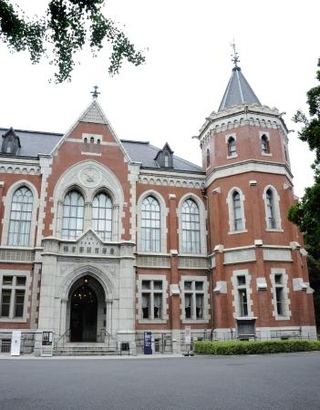 　図書館旧館の八角塔（右）＝東京都港区の慶応大