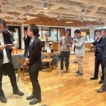　シニア層の人々と企業担当者との交流会。自分の経験や価値に気づく場ともなる＝東京・京橋（一部の人物の顔をモザイク加工しています）