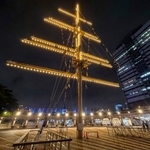 　竹芝客船ターミナルの広場に立つ巨大マスト＝東京都港区