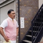 　節約生活を送ったむつみ荘の前で、思い出を語るオードリー春日