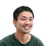 　「カントリーに憧れて、見よう見まねでギターの弾き方を探りました」と話す眞名子新