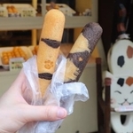　猫のしっぽをモチーフにした「やなかしっぽや」の焼きドーナツ＝東京都台東区