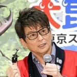 　「大昆虫展ｉｎ東京スカイツリータウン」のプレス発表会で、飼育中のカブトムシを手に乗せて披露する哀川翔＝東京都墨田区