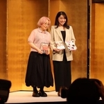 　直木賞に決まった朝倉かすみさん（左）と、芥川賞に決まった小砂川チトさん＝７月１５日夜、東京都内