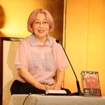 　直木賞に決まり、記者会見する朝倉かすみさん＝７月１５日夜、東京都内