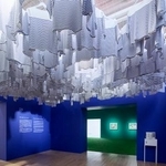 　ピカソが好んだボーダーシャツをポール・スミスさんがアレンジした展示（撮影：小野正博〈ｆｏｒｔ〉）（提供写真）