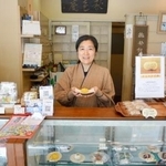 　大坂家の店頭に立つ倉本朋実さん＝東京都港区