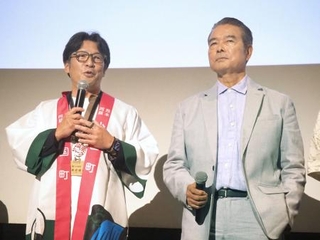 　ジャパンプレミア上映会に出席した勝野洋（右）と熊本県小国町の渡辺誠次町長＝東京都豊島区