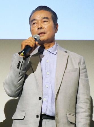 　映画「温泉シャーク２　九州大決戦」のジャパンプレミア上映会で熊本への思いを語る勝野洋＝東京都豊島区