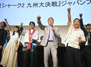 　「ファイト一発！」の決めぜりふで被災地にエールを送った勝野洋（右から３人目）ら＝東京都豊島区