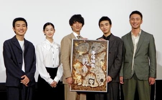 　ドラマ「手塚治虫の戦争」の取材会で写真に納まる高良健吾（中央）ら出演者＝東京都内