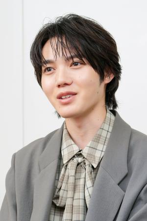 　インタビューに答える小泉光咲