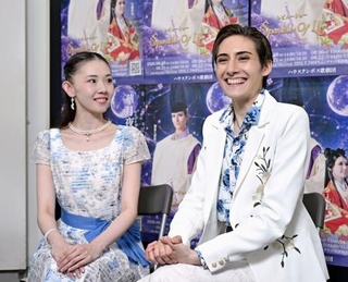 　インタビューに答える、ハウステンボス歌劇団の海夏人蒼馬（右）と月瀬彩花
