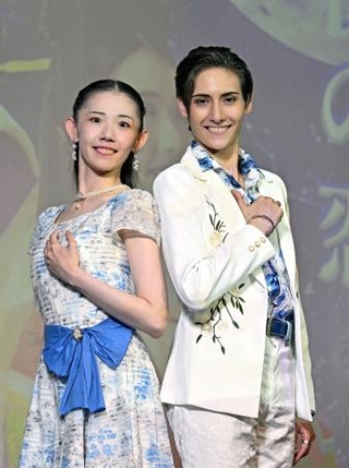 　ハウステンボス歌劇団の海夏人蒼馬（右）と月瀬彩花＝大阪市中央区