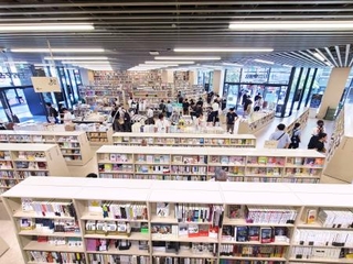 　本棚を回遊したくなる三省堂書店神田神保町本店＝東京都千代田区
