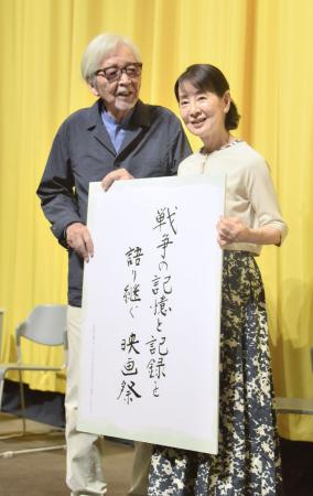 　自ら手がけた題字を紹介する吉永小百合（右）と山田洋次監督＝東京都豊島区