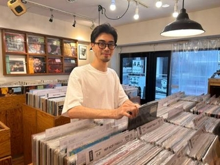 　「Ｆａｃｅ　Ｒｅｃｏｒｄｓ　渋谷店」でアナログ盤の魅力を伝える店長の猪狩功太郎さん＝東京・渋谷（提供写真）