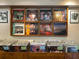 　アート性を感じさせるレコードジャケットが店内に並ぶ＝東京・渋谷（提供写真）