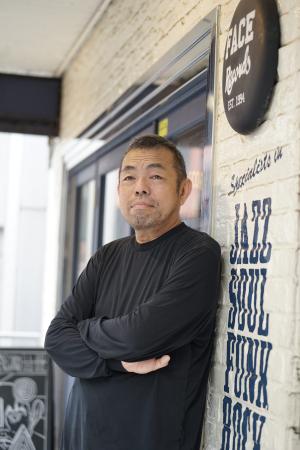 　渋谷の音楽シーンを見つめてきた「Ｆａｃｅ　Ｒｅｃｏｒｄｓ」創業者の武井進一さん＝東京・渋谷（提供写真）