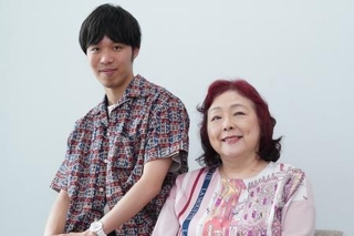 　穴水佑輔（左）と丸山圭子