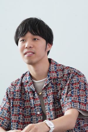 　インタビューに答える穴水佑輔