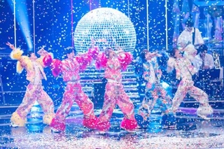 ステージに紙吹雪が舞う中、歌い踊るＭ！ＬＫ