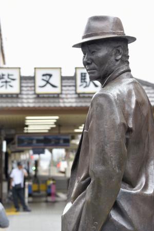 　柴又駅前の寅さんの像＝東京都葛飾区