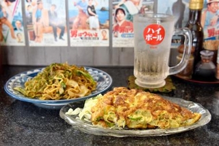 　「酒場　春」の納豆オムレツ（手前）と焼きそば＝東京都葛飾区
