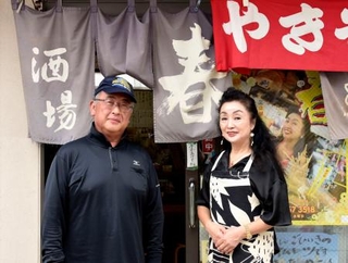 　「酒場　春」の女将の渡辺かおるさん（右）＝東京都葛飾区