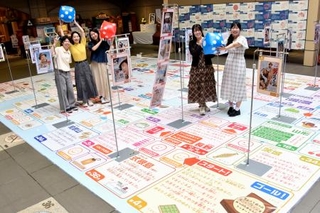 　中庭に出現した巨大すごろく＝東京都葛飾区（葛飾柴又寅さん記念館（Ｃ）松竹）