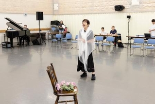 　一人舞台「ＮＡ・ＮＩ・ＭＯ・ＮＯ」の稽古場。大竹しのぶ（手前）がさまざまな歌の世界観を表現する＝東京都内