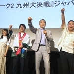 　「ファイト一発！」の決めぜりふで被災地にエールを送った勝野洋（右から３人目）ら＝東京都豊島区