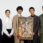 　ドラマ「手塚治虫の戦争」の取材会で写真に納まる高良健吾（中央）ら出演者＝東京都内