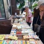 　本探しをする人たち＝東京都千代田区