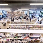 　本棚を回遊したくなる三省堂書店神田神保町本店＝東京都千代田区