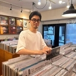 　「Ｆａｃｅ　Ｒｅｃｏｒｄｓ　渋谷店」でアナログ盤の魅力を伝える店長の猪狩功太郎さん＝東京・渋谷（提供写真）
