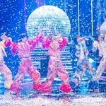ステージに紙吹雪が舞う中、歌い踊るＭ！ＬＫ