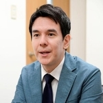 　インタビューに答える金子三勇士